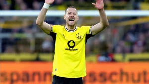 Manchester United mira a Waldemar Anton y Dortmund define el mercado