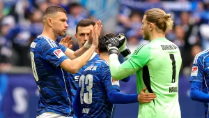 Schalke negocia la renovación de Karius tras el regreso a la Bundesliga