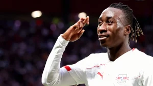 Liverpool acelera por Diomande: pelea caliente con Leipzig por el pase